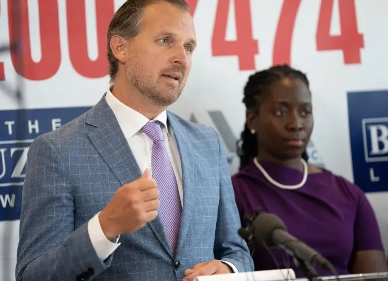 محامٍ يتحدث في مؤتمر صحفي حول قضايا الاعتداء الجنسي ضد شون كومبس، مع وجود محامية خلفه.