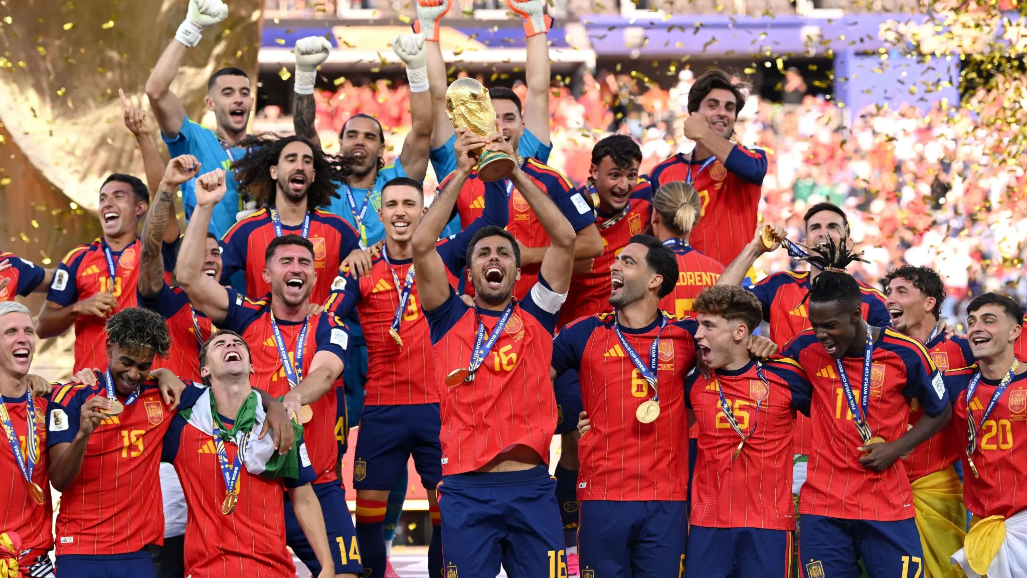 لاعبو منتخب إسبانيا يحتفلون بحمل كأس العالم بعد الفوز على الأرجنتين في نهائي تاريخي بكرة القدم.