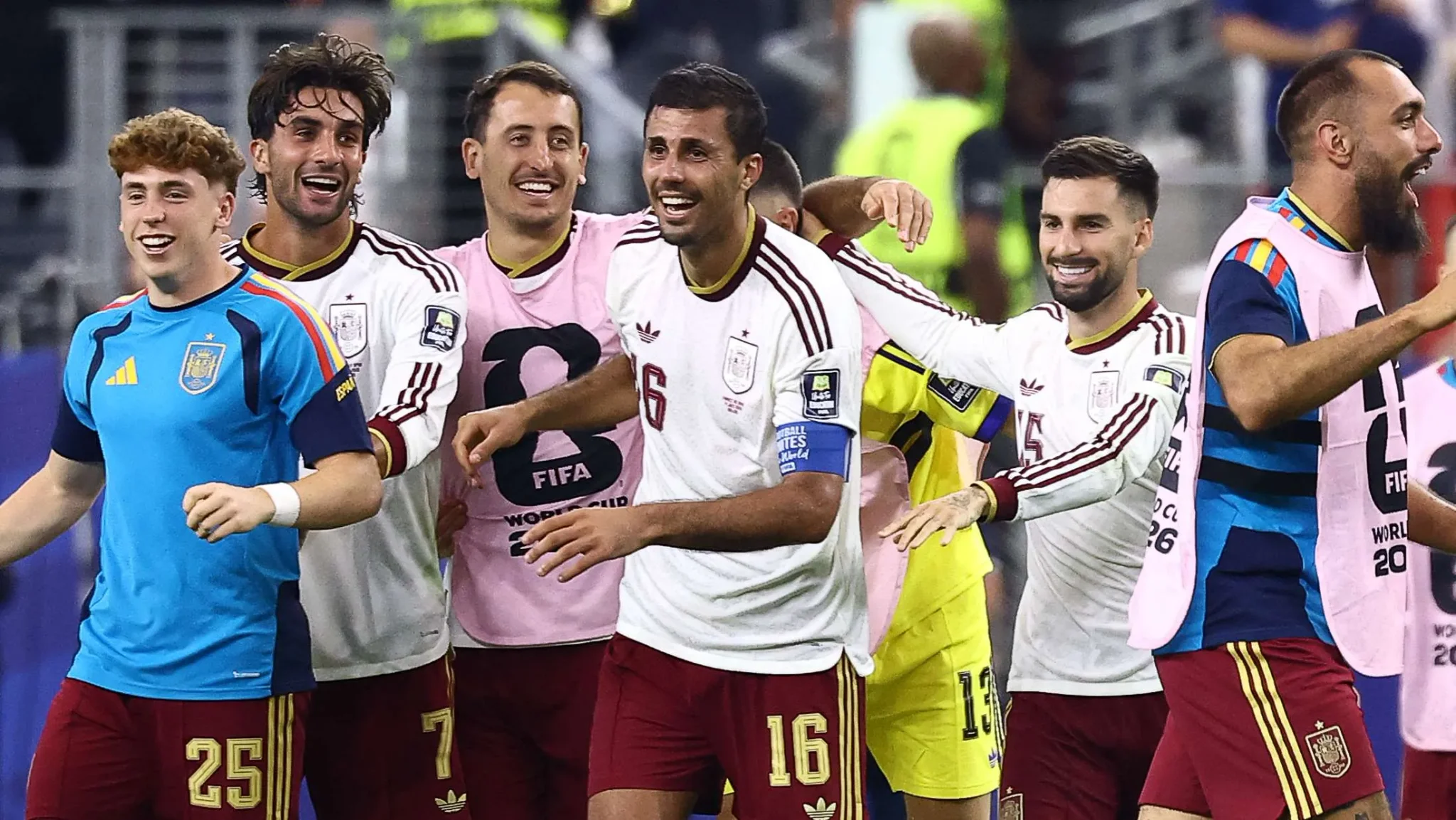 لاعبو منتخب إسبانيا يحتفلون بفوزهم وتأهلهم إلى نهائي كأس العالم، مع التركيز على روح الفريق وأداء رودري المحوري.