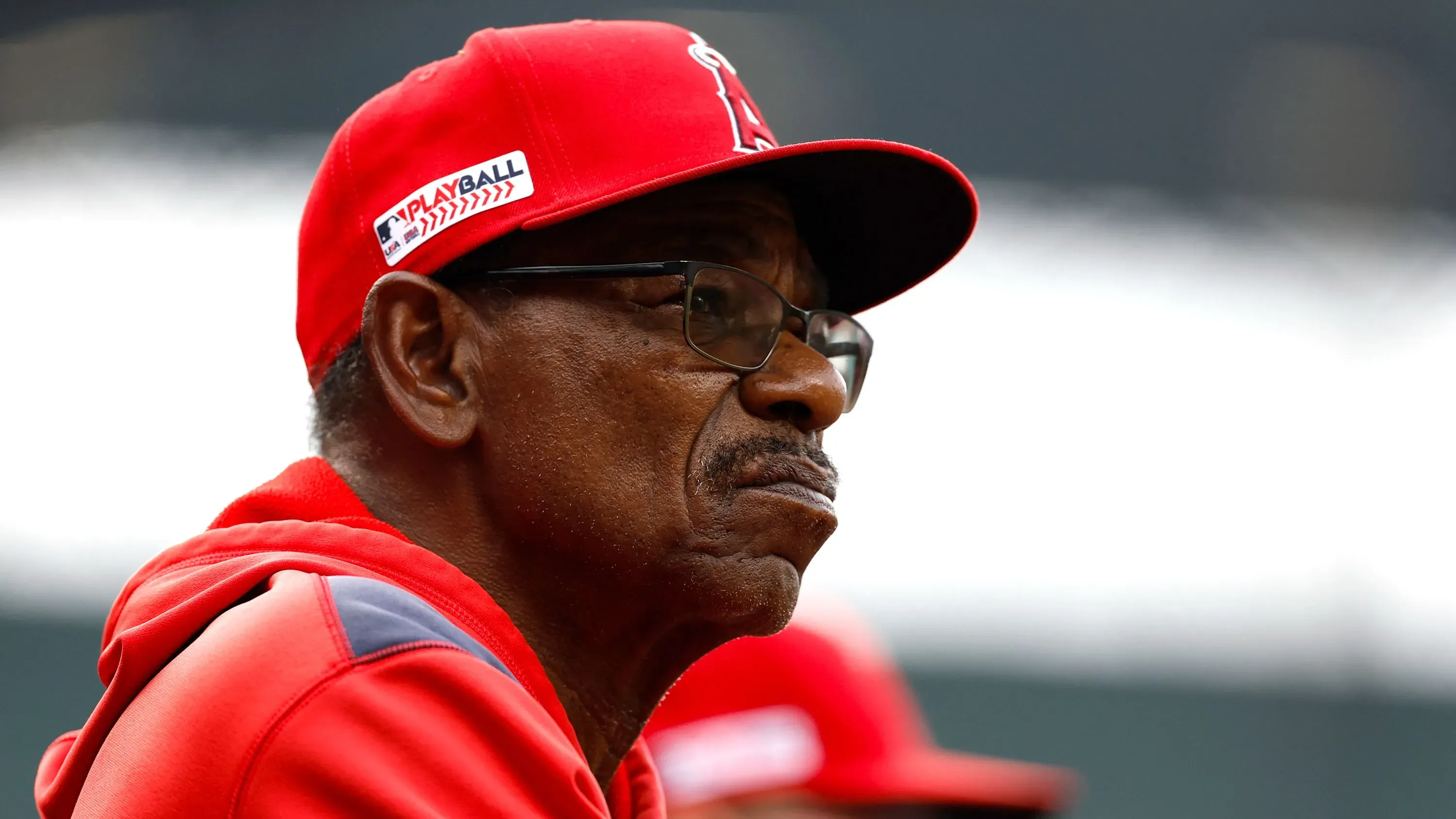 مدرب لوس أنجلوس أنجلز رون واشنطن، الذي أعلن عن غيابه بسبب مشكلة طبية، يظهر في صورة جادة مرتديًا زي الفريق الأحمر.