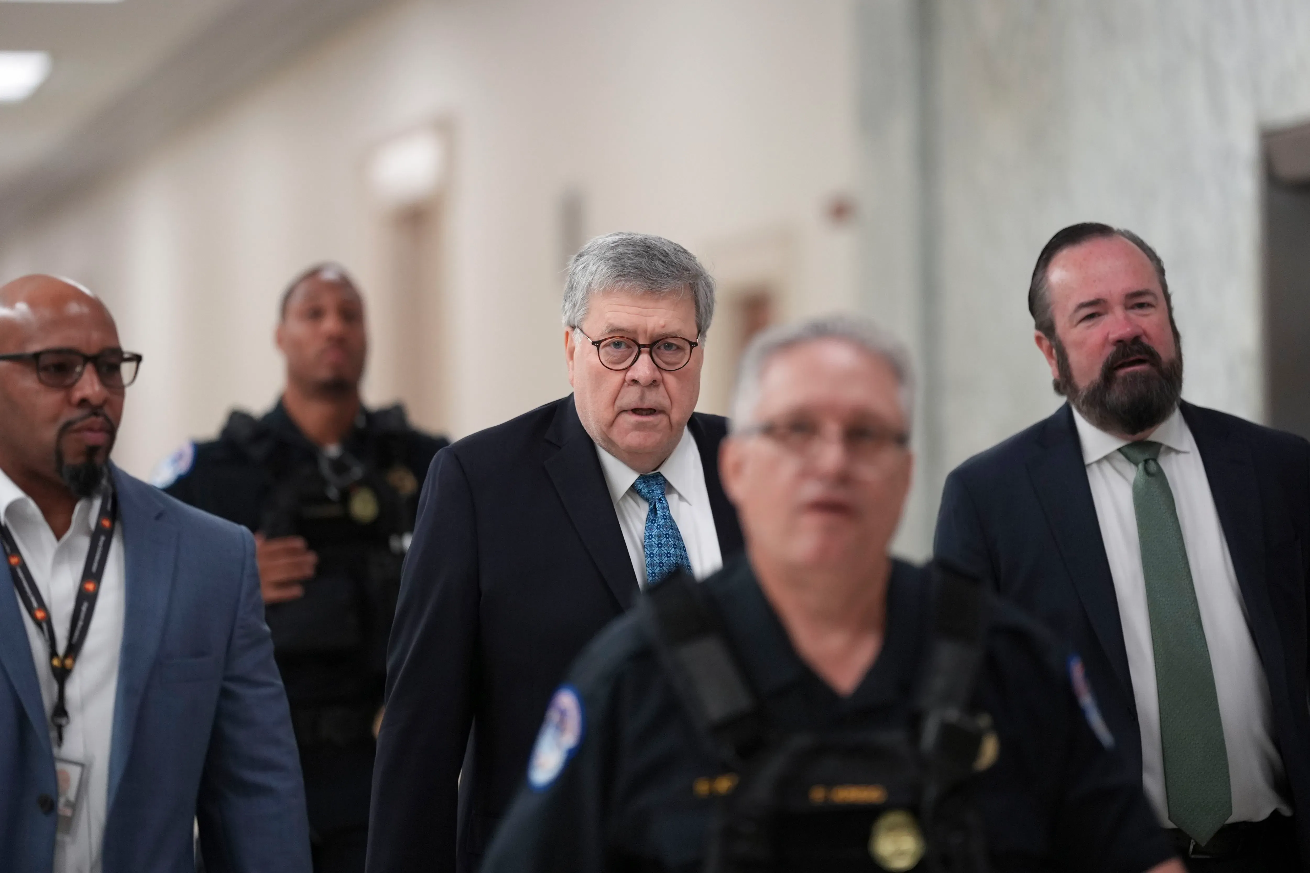 وصل بيل بار، المدعي العام السابق، إلى الكابيتول هيل للإدلاء بشهادته حول قضية جيفري إبستين، وسط إجراءات رقابية من الكونغرس.