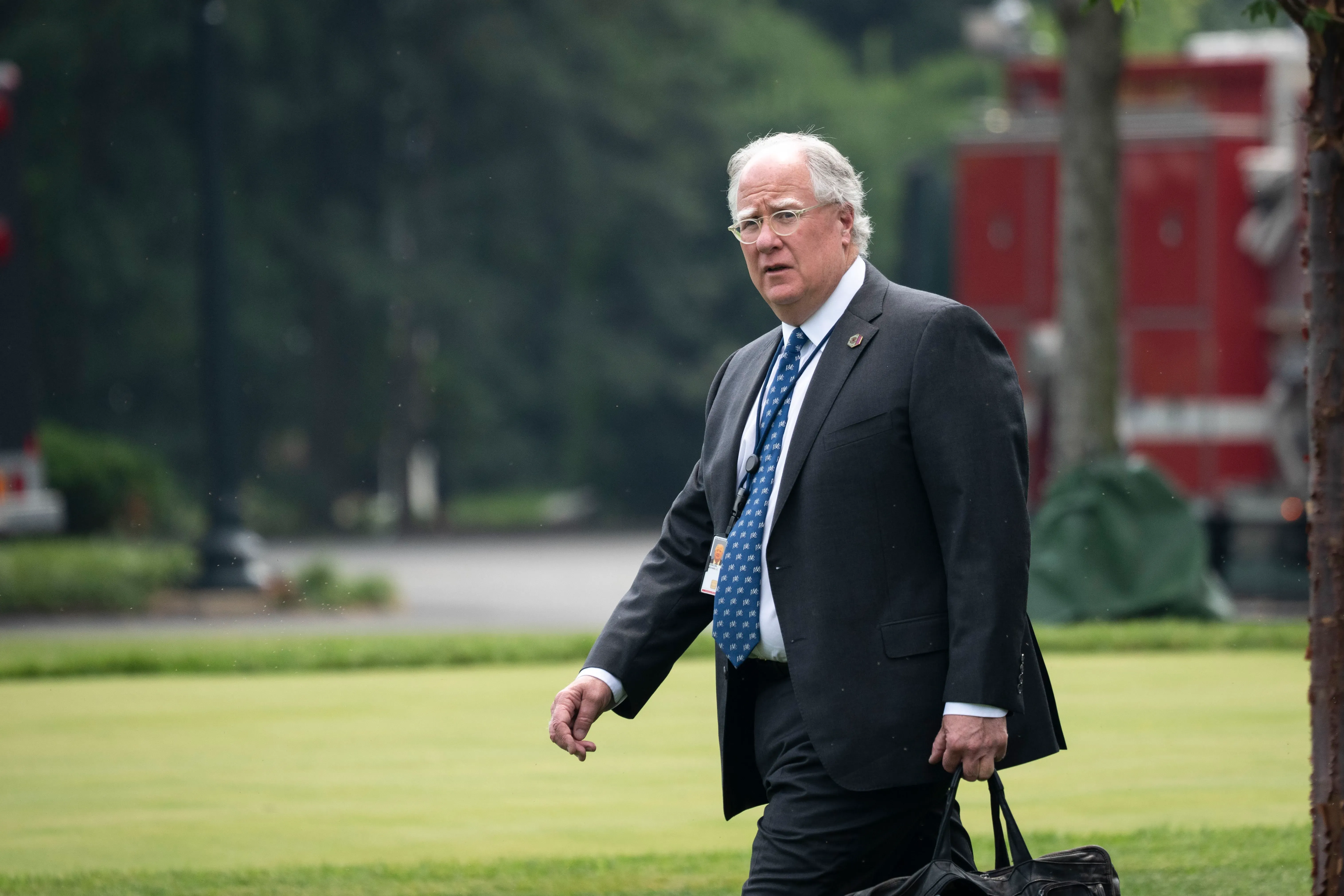 مايك دونيلون، كبير مستشاري بايدن السابق، يسير في حديقة البيت الأبيض، وسط تقارير عن شهادته أمام لجنة الرقابة حول صحة بايدن.