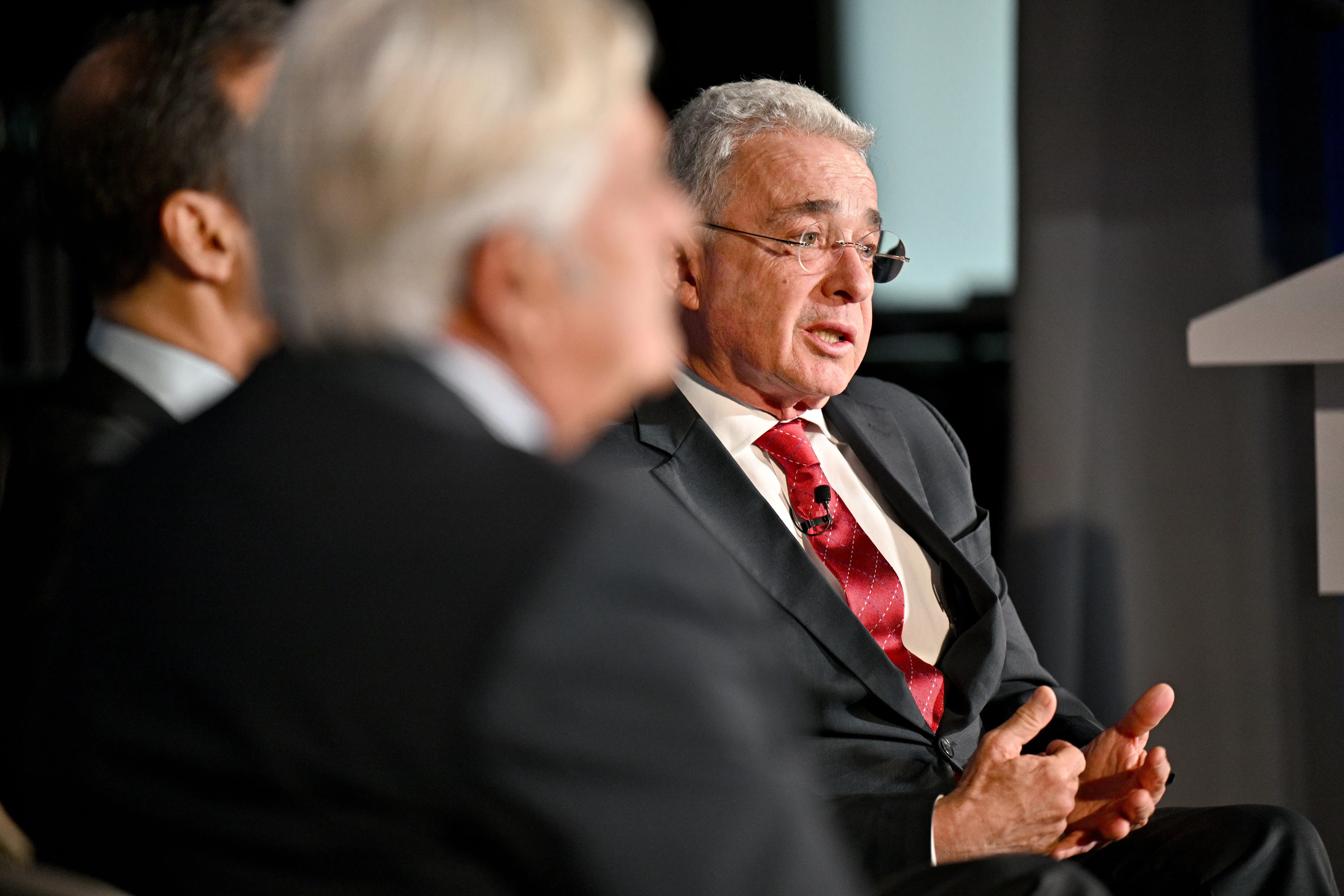 الرئيس الكولومبي السابق ألفارو أوريبي يتحدث في حدث عام، وسط مناقشات حول قضيته القانونية الأخيرة وإدانته بالاحتيال ورشوة الشهود.