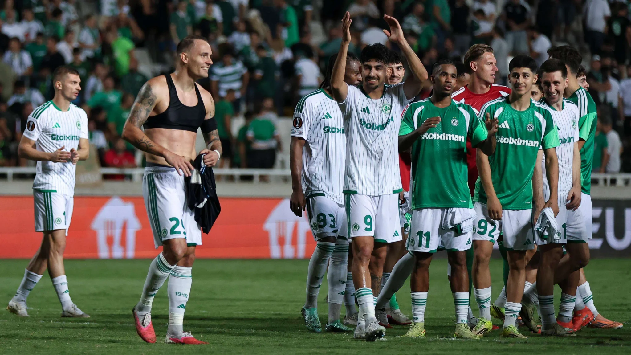 لاعبو Omonia Nicosia يحتفلون بانتصارهم التاريخي 1-0 على Celta Vigo في افتتاح دوري أوروبا وسط فرحة الجماهير.
