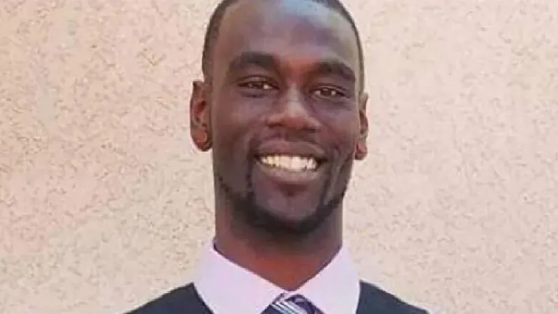 تاير نيكولز، رجل أسود مبتسم، يظهر في صورة شخصية. تُسلط الصورة الضوء على قضيته التي أثارت احتجاجات وطنية ضد العنف الشرطي.