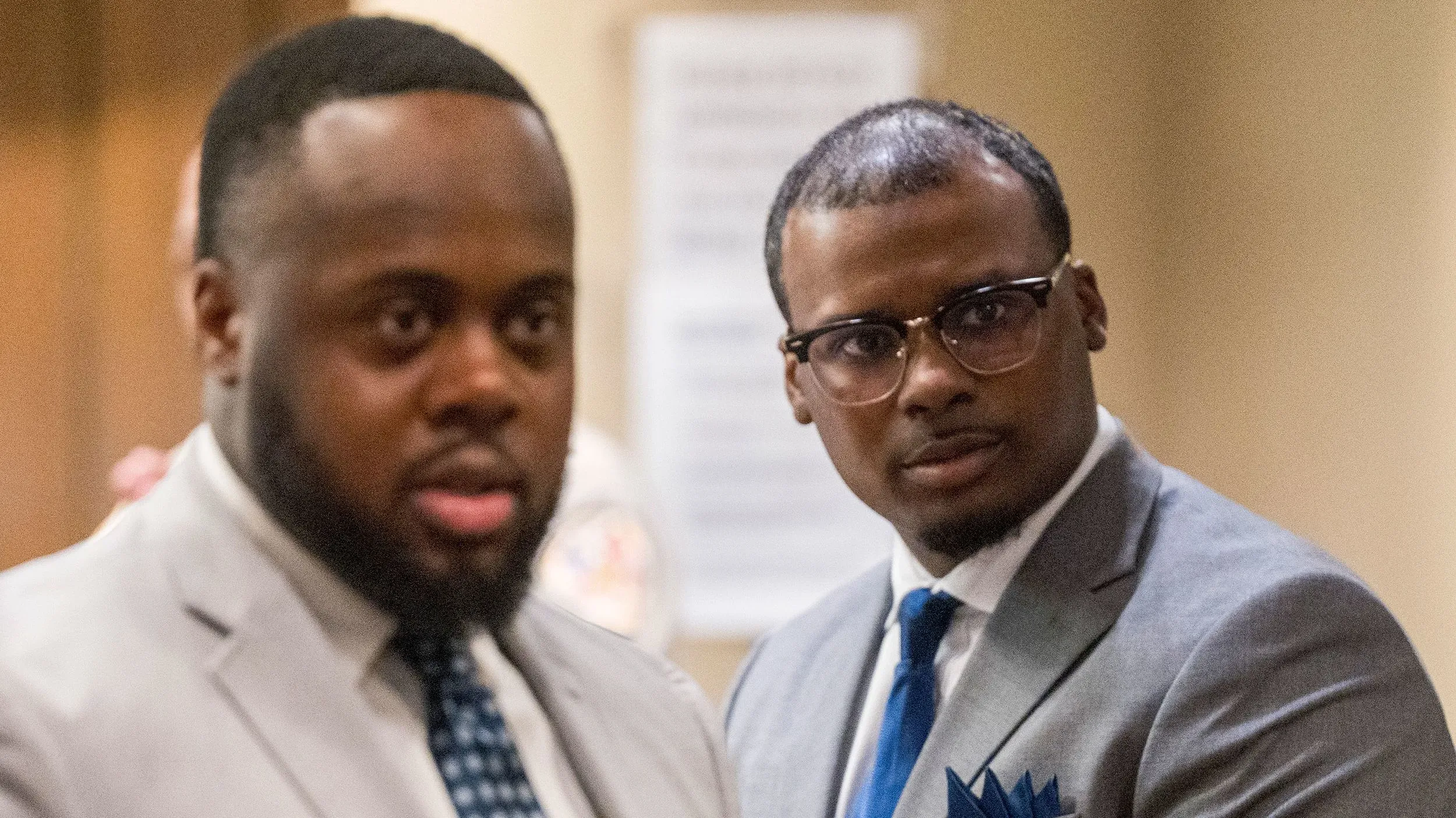 محامو الدفاع عن ضباط الشرطة في محاكمة تاير نيكولز، حيث يظهر اثنان منهم في المحكمة، وسط أجواء توتر حول الاتهامات الموجهة إليهم.