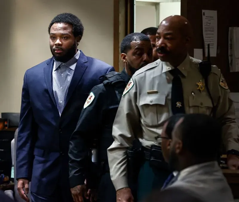 ضباط شرطة سابقون في محكمة ممفيس، حيث يواجهون تهم القتل بعد وفاة تاير نيكولز نتيجة تعرضه للضرب أثناء توقيفه.