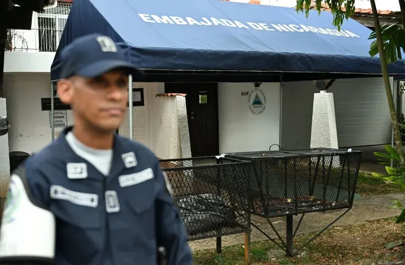 حارس أمن أمام سفارة نيكاراغوا في بنما، حيث لجأ الرئيس السابق ريكاردو مارتينيلي بعد حكم ضده بتهمة غسل الأموال.