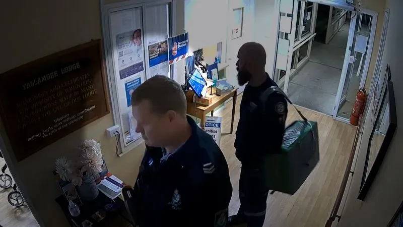 صورة تظهر ضابطين شرطة في مدخل دار رعاية المسنين، حيث تم استدعاؤهم للتعامل مع حالة تتعلق بامرأة مسنّة تحمل سكينًا.