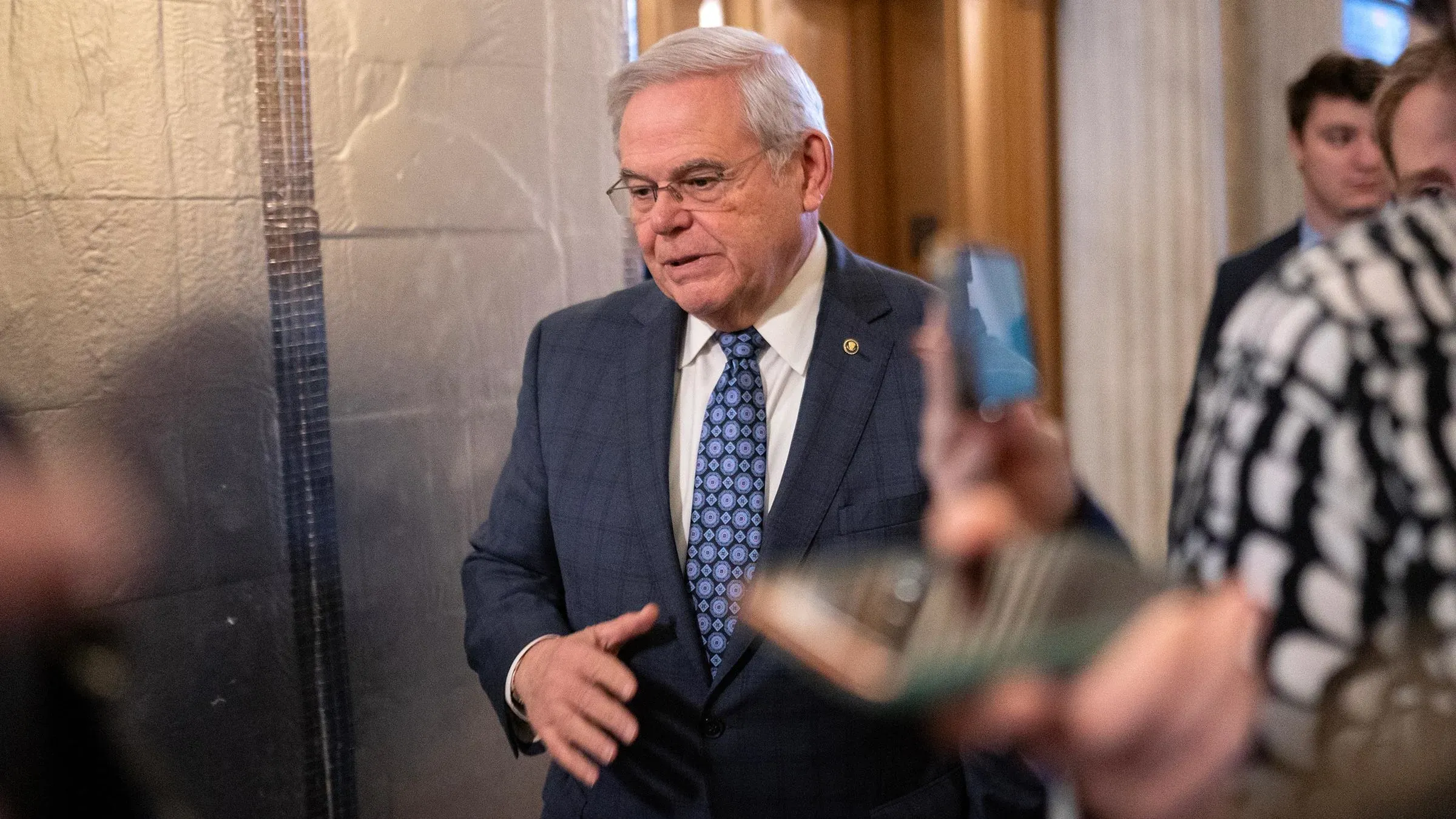 السيناتور السابق بوب مينينديز يتحدث مع الصحفيين بعد جلسة محاكمته بتهم فساد تتعلق بالرشى وعلاقته بأعمال من نيوجيرسي.