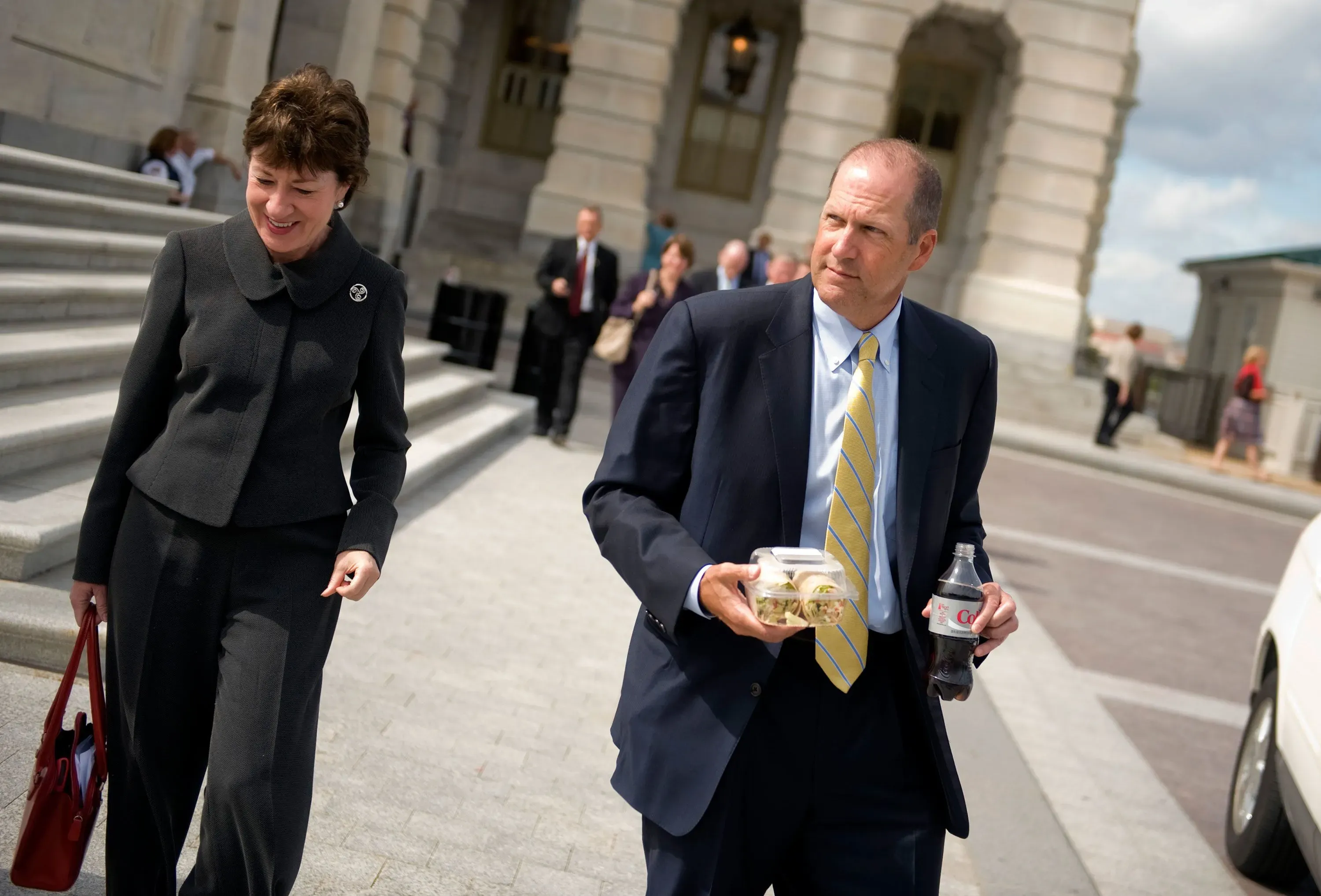 جون إي سونونو، المرشح الجمهوري لمجلس الشيوخ، يتحدث مع زميلته في الكونغرس، وسط أجواء سياسية نشطة في واشنطن.