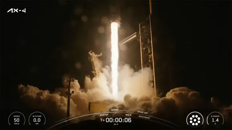 إطلاق مركبة أكسيوم 4 من مركز كينيدي للفضاء، حيث يظهر الصاروخ وهو يرتفع في السماء مع دخان كثيف، في إطار مهمة علمية جديدة.