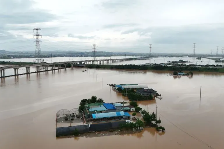 مياه الفيضانات تغمر المباني والطرقات في كوريا الجنوبية، مع استمرار هطول الأمطار الغزيرة وتأثيرها المدمر على البنية التحتية.