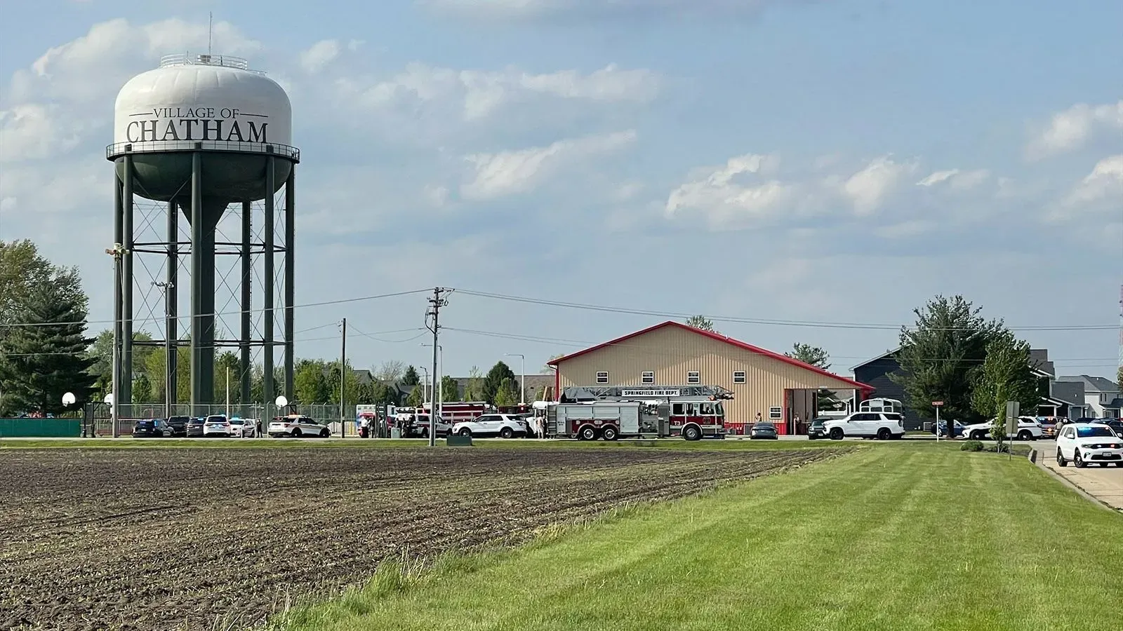 موقع الحادث في تشاتام بولاية إلينوي، حيث تجمع سيارات الطوارئ حول المخيم بعد اصطدام سيارة، مما أدى إلى وفاة أربعة أشخاص.