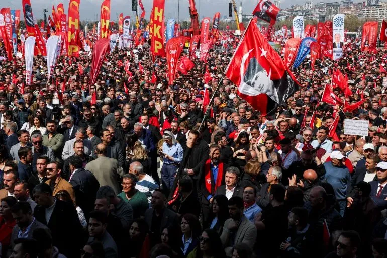 تجمع حاشد في إسطنبول يحمل المشاركون فيه لافتات وأعلامًا، تعبيرًا عن احتجاجات ضد الحكومة التركية.