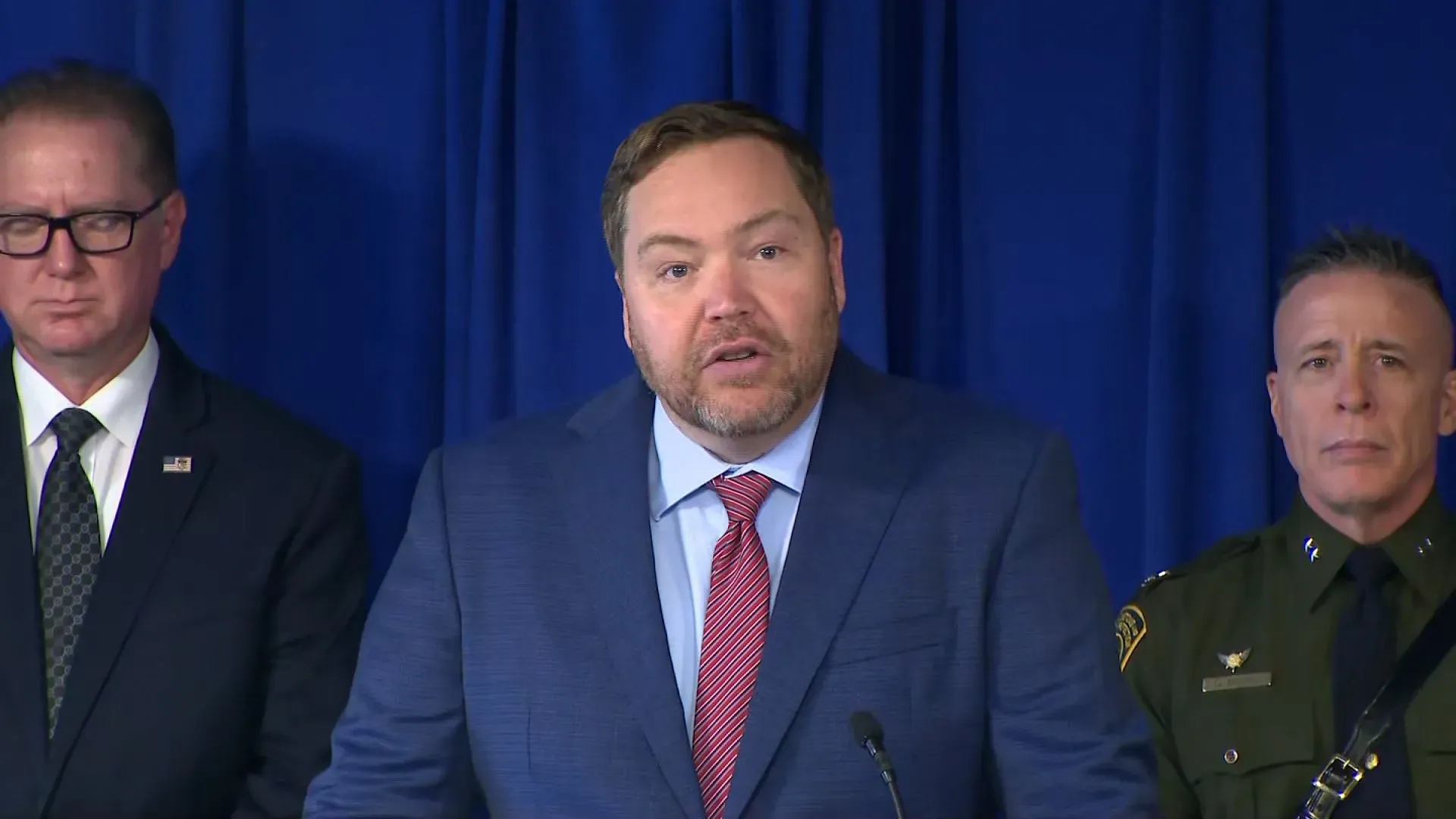 مؤتمر صحفي في لوس أنجلوس يعلن عن اعتقال أربعة رجال بتهم تهريب البشر من غواتيمالا، مع تفاصيل حول جرائمهم وتأثيرها على المهاجرين.