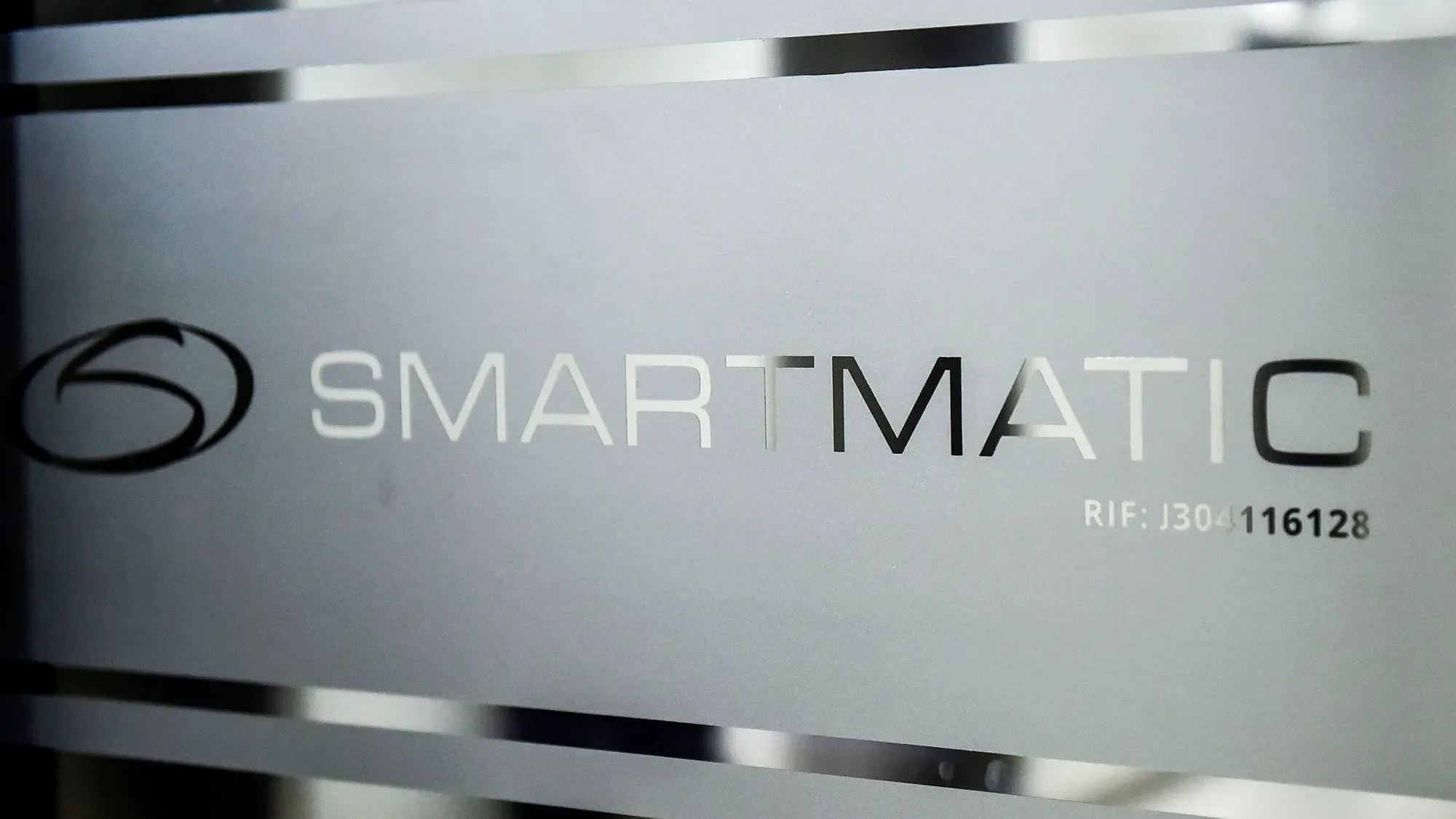 شعار شركة سمارت ماتيك يظهر على زجاج، في سياق دعوى التشهير ضد قناة فوكس نيوز بشأن انتخابات 2020.