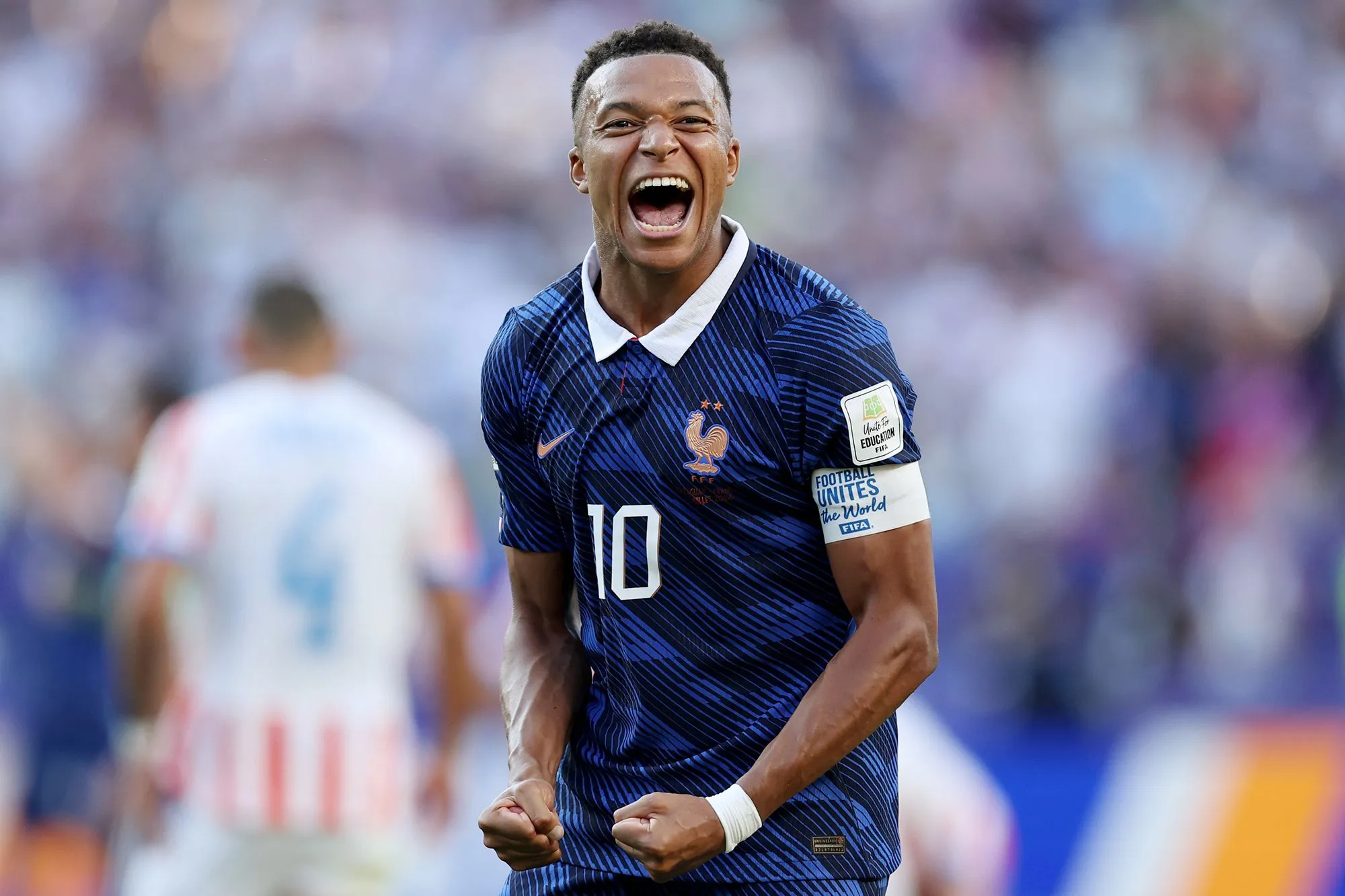 لاعب فرنسي يرتدي قميص المنتخب رقم 10 يحتفل بحماس خلال مباراة كأس العالم ضد منتخب المغرب في دور ربع النهائي.