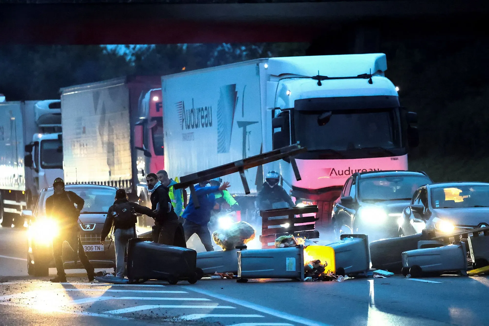 احتجاجات في فرنسا تعرقل حركة المرور، حيث أغلق المتظاهرون الطرقات بحاويات القمامة، مما أدى إلى اشتباكات مع الشرطة.