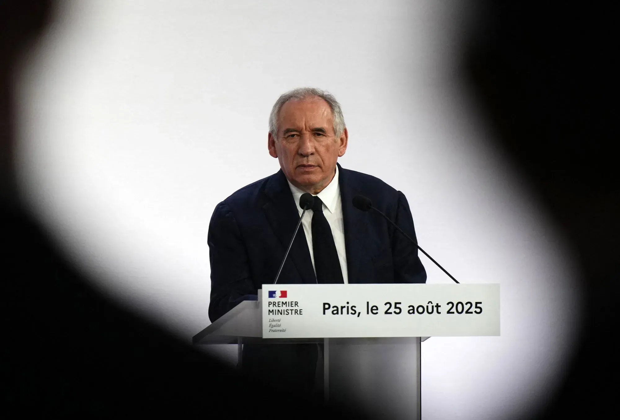 رئيس الوزراء الفرنسي فرانسوا بايرو يتحدث في مؤتمر صحفي في باريس، وسط أجواء سياسية متوترة قبل تصويت على الثقة.