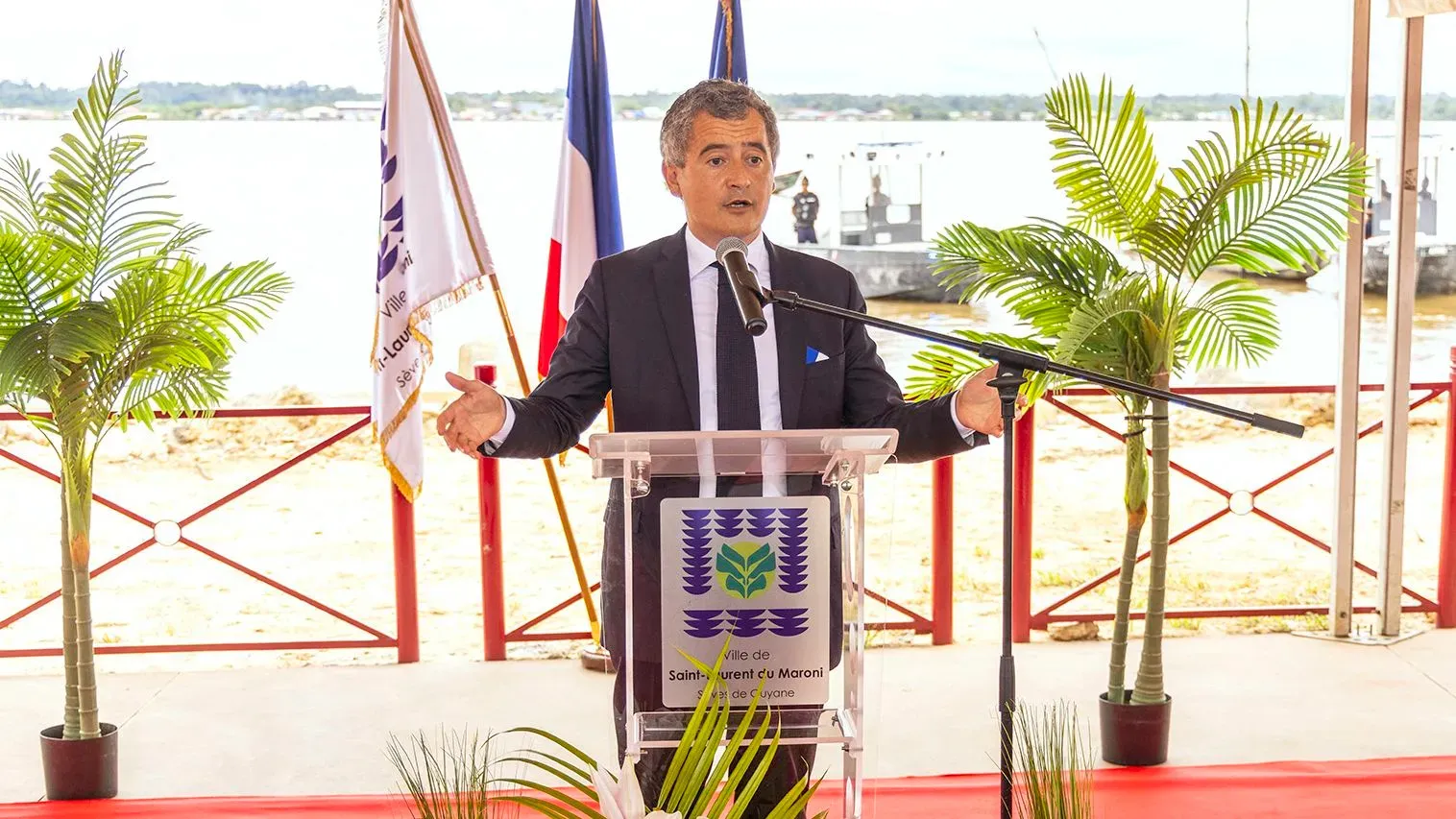 وزير العدل الفرنسي جيرالد دارمانين يتحدث في سان لوران دو ماروني حول بناء سجن جديد شديد الحراسة لمكافحة تهريب المخدرات.