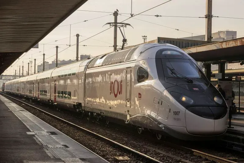 قطار INOUUI الجديد فائق السرعة في محطة، يتميز بتصميم عصري وأنيق، يمثل الجيل الخامس من خدمات TGV الفرنسية.