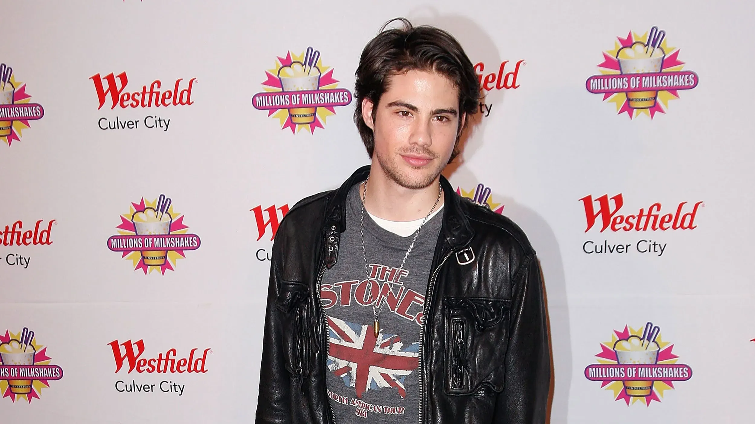 تظهر الصورة فرانسيسكو سان مارتن، الممثل الذي اشتهر بدور داريو هيرنانديز في \"أيام من حياتنا\"، مرتديًا سترة جلدية وقميصًا رسوميًا.