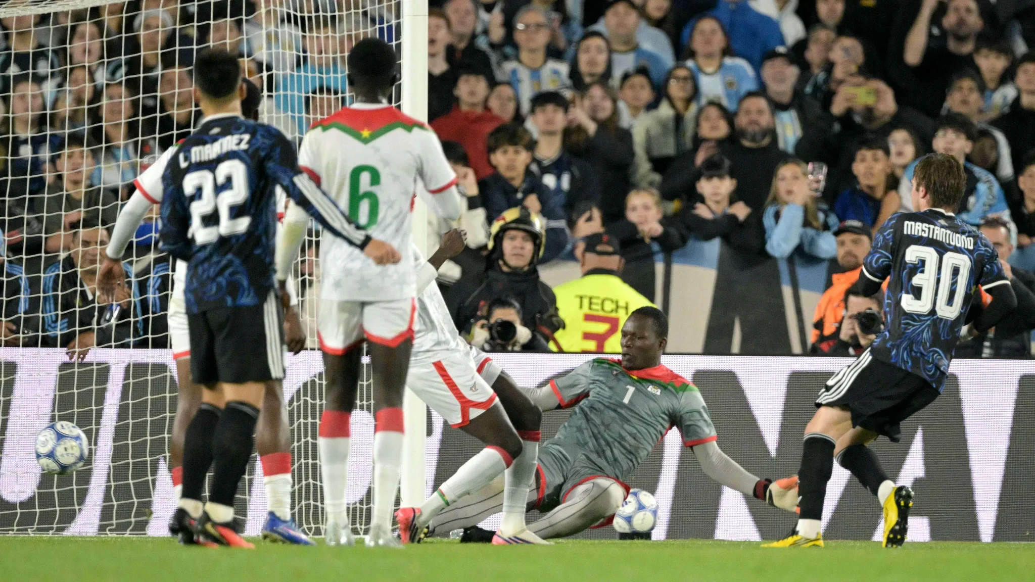 لاعب ماستانتوونو يسدد كرة نحو المرمى في مباراة الأرجنتين وبوركينا فاسو، مسجلاً هدفه الدولي الأول في فوز 7-0.