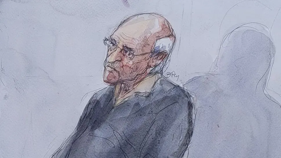 رسم توضيحي لجويل لو سكوارنيك، الجراح المتقاعد المدان بالاعتداء الجنسي على المريضات، أثناء محاكمته في فرنسا، حيث أُدين بجرائم خطيرة.