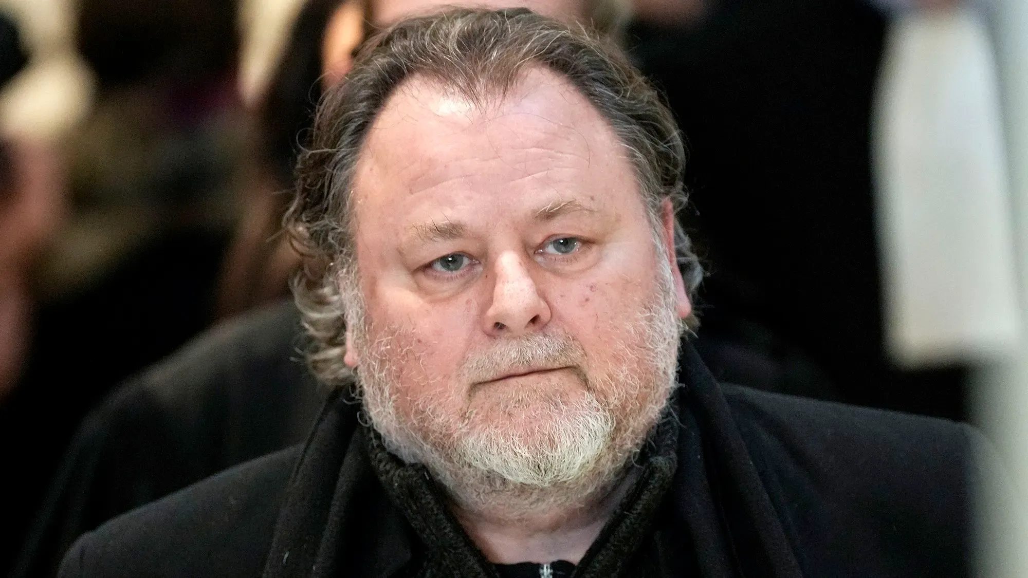 المخرج كريستوف روجيا في المحكمة بعد إدانته بالاعتداء الجنسي على الممثلة أديل هينيل، وسط حضور نجمات السينما الفرنسية.