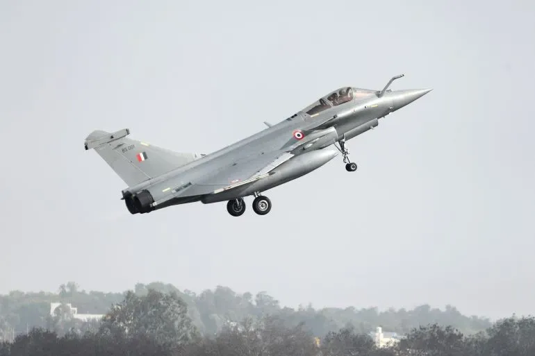 طائرة رافال فرنسية الصنع في وضع الإقلاع، تمثل أحدث تكنولوجيا الطيران العسكري وسط توترات بين الهند وباكستان.