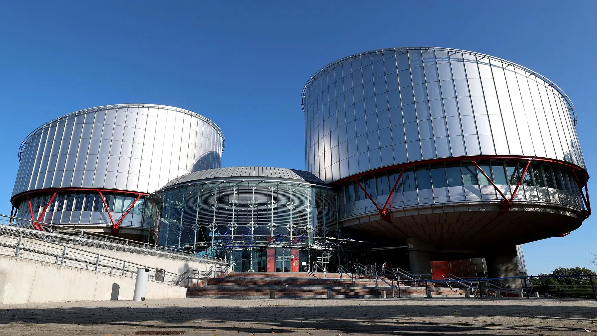 مبنى المحكمة الأوروبية لحقوق الإنسان في ستراسبورغ، موطن الحكم لصالح امرأة تعرضت لظلم قانوني في فرنسا بسبب طلاقها.