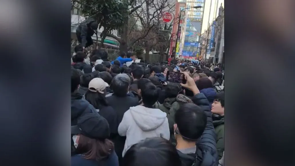 مشهد مزدحم في أكيهابارا بطوكيو، حيث يتجمع مئات المشترين الصينيين للحصول على بطاقات الرسوميات GeForce RTX 50 وسط فوضى.