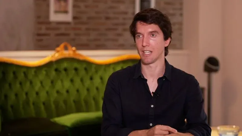 يتحدث روجيليو نوريس، صديق ليام باين، عن ذكرياته معه وتأثير وفاته المفاجئة على حياته، بينما يجلس في مكان مريح.