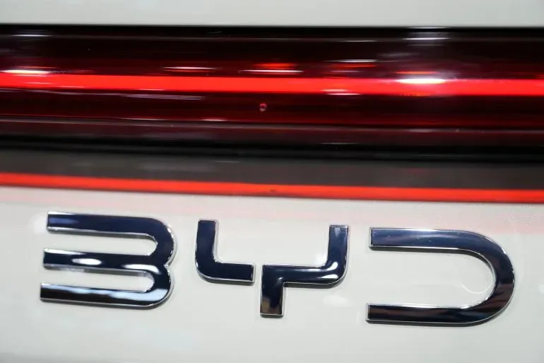 شعار شركة BYD على سيارة كهربائية، يعكس تزايد الطلب على السيارات الكهربائية في ظل ارتفاع أسعار الوقود عالميًا.