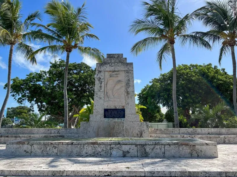 نصب تذكاري لضحايا إعصار عيد العمال عام 1935 في إسلاموراد، محاط بأشجار النخيل، يرمز إلى المأساة التي أدت لإنشاء الطريق السريع.