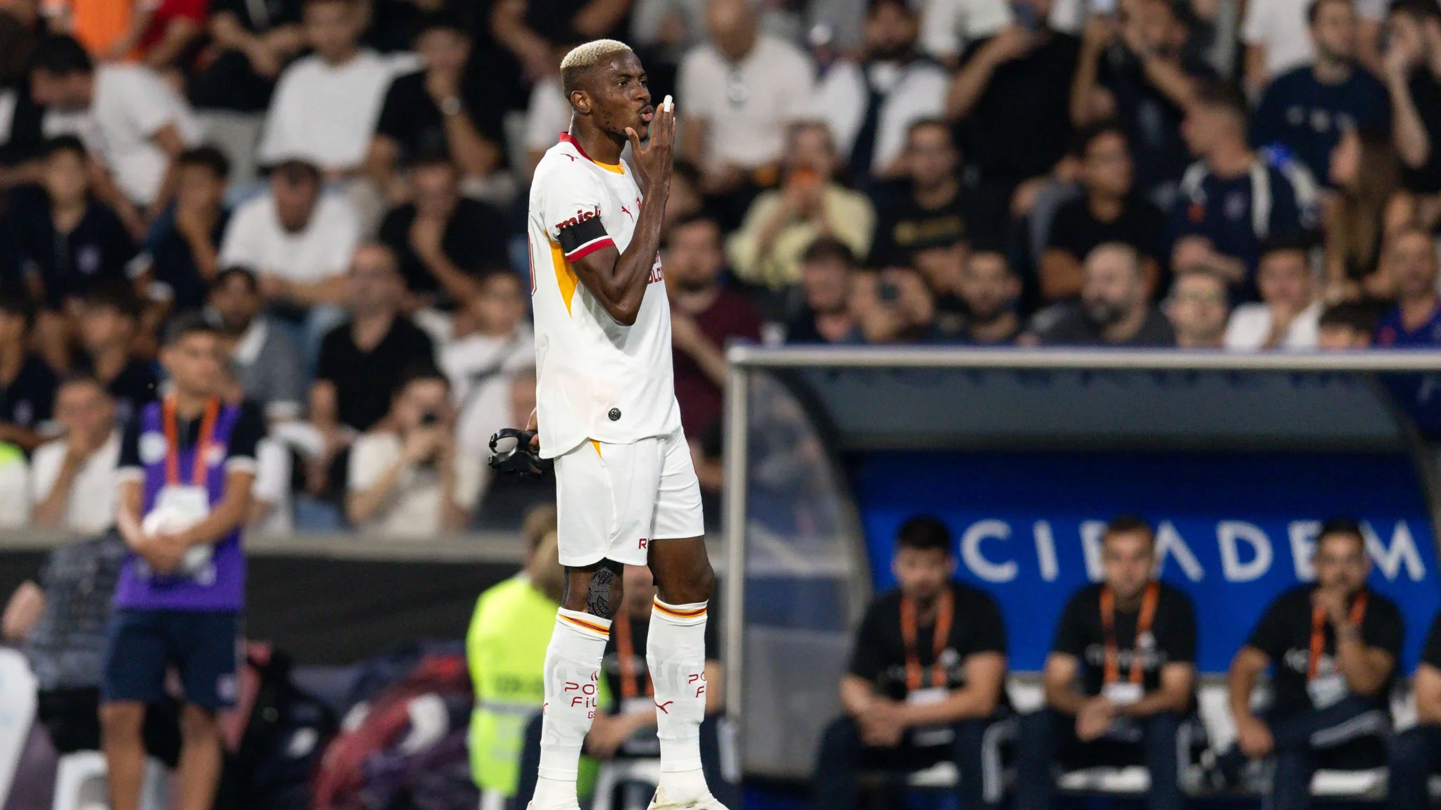 لاعب كرة قدم يرتدي زي غالاطاسراي يتأمل أثناء مباراة، في سياق صفقات وانتقالات الدوري السعودي للمحترفين صيف 2026.
