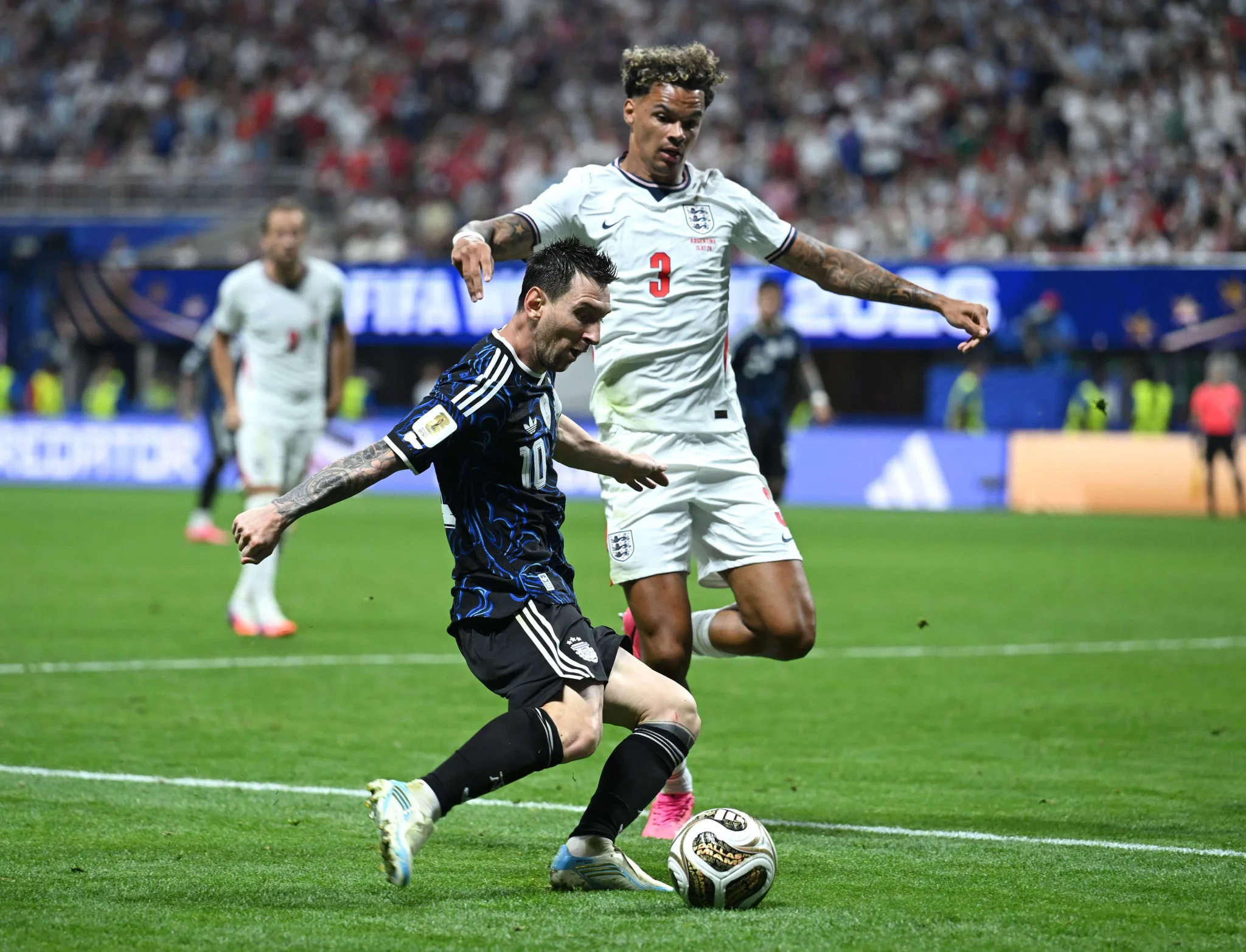 ليونيل ميسي يراوغ مدافع إنجلترا في نهائي كأس العالم 2026، مشهد يعكس مسيرته الأسطورية مع الأرجنتين قبل الاعتزال.