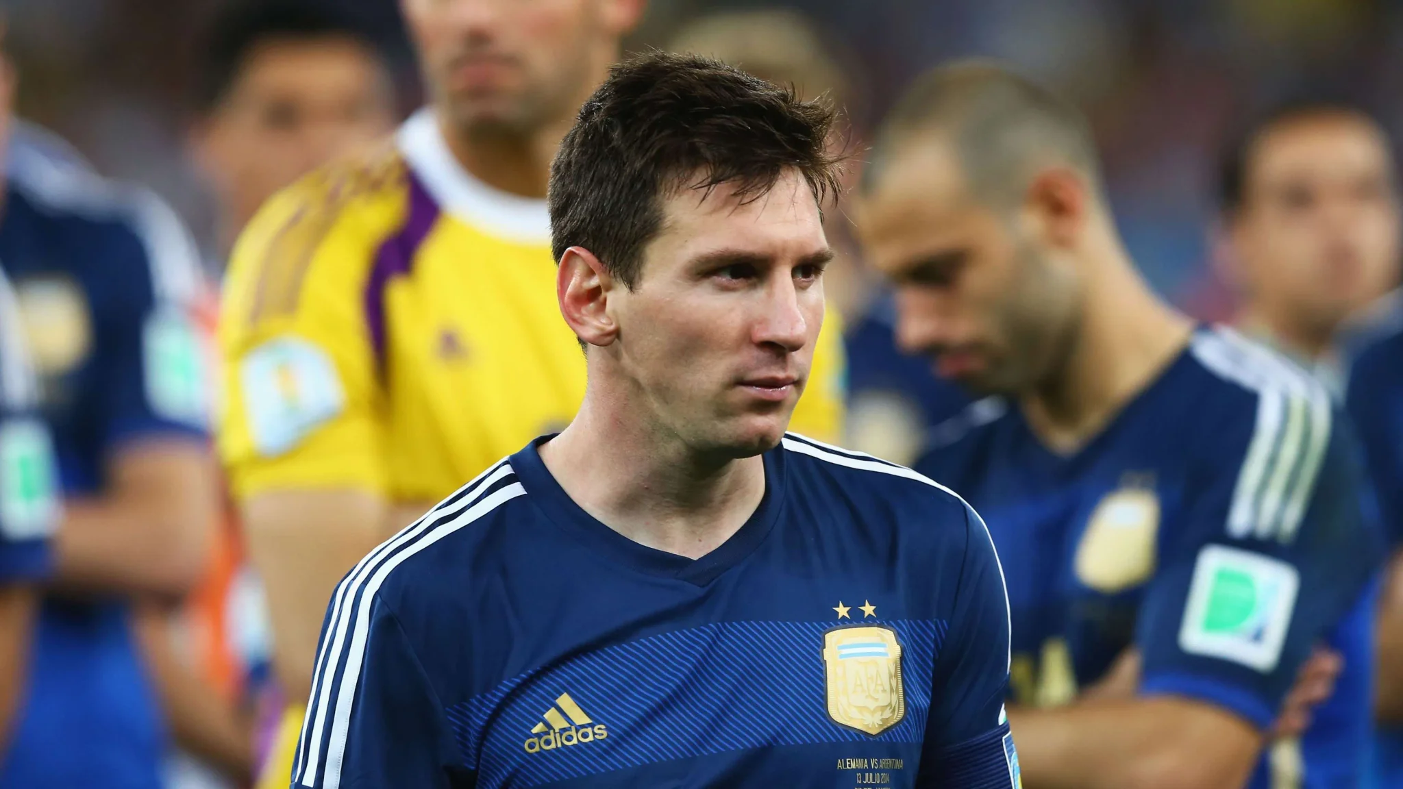 ليونيل ميسي بحزن يرتدي زي منتخب الأرجنتين خلال نهائي كأس العالم 2026 بعد خسارة الفريق أمام إسبانيا.