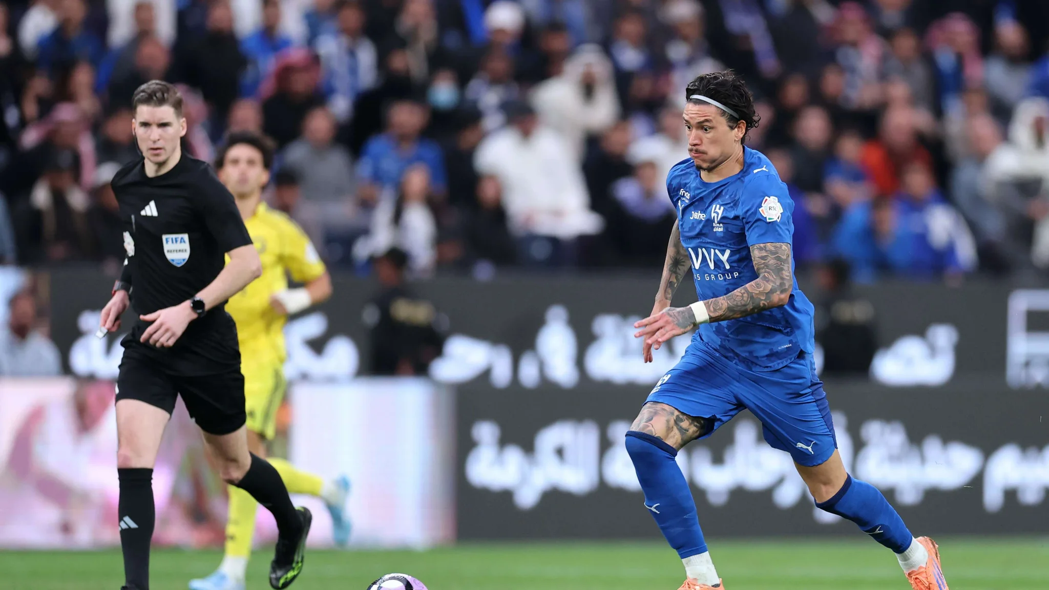 لاعب داروين نونيز مهاجم الهلال السعودي يرتدي الزي الأزرق خلال مباراة كرة قدم في الدوري السعودي.