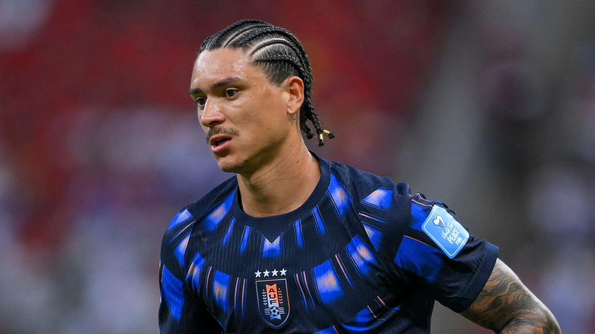 لاعب كرة القدم الأوروغوياني داروين نونيز يرتدي زي منتخب بلاده، يعكس تحديات انتقاله لفريق الهلال السعودي وأداءه المتراجع.