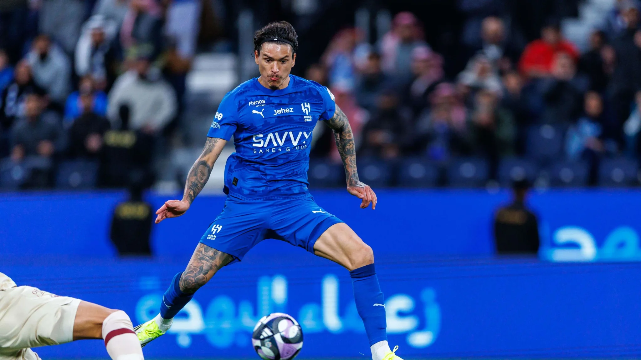 لاعب الهلال داروين نونيز يرتدي الزي الأزرق أثناء مباراة كرة قدم، يعكس أزمة النادي مع صفقة المهاجم الأوروغوياني.