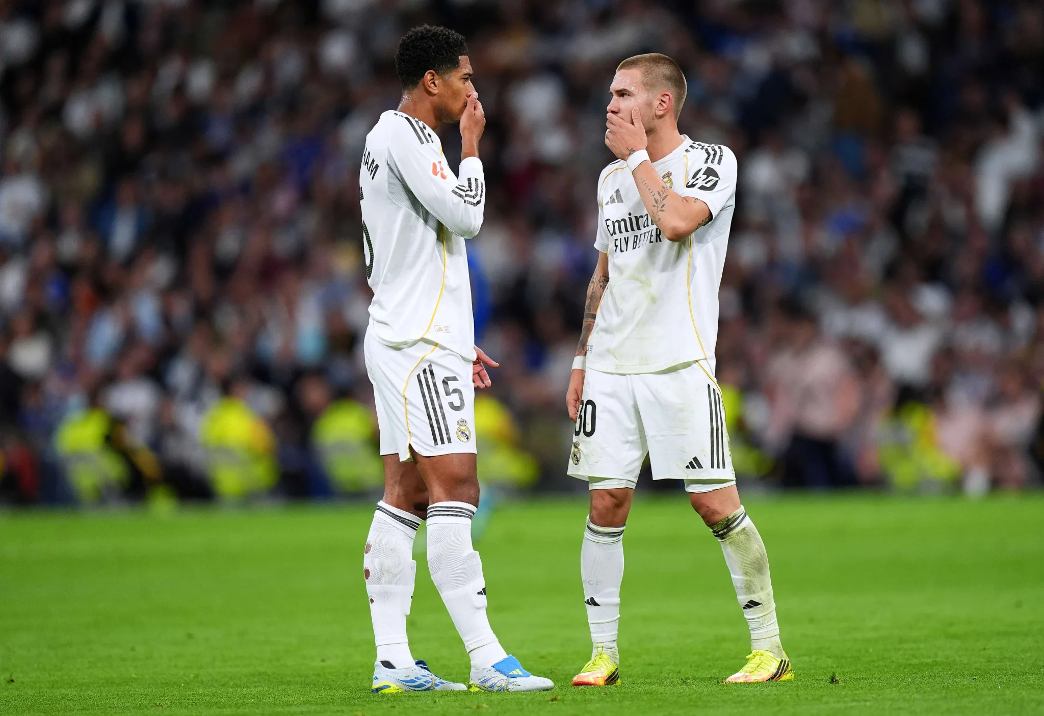 لاعبا ريال مدريد في لحظة تفكير خلال مباراة، يعكسان تحديات الفريق في فترة الانتقالات الصيفية بعد كأس العالم 2026.