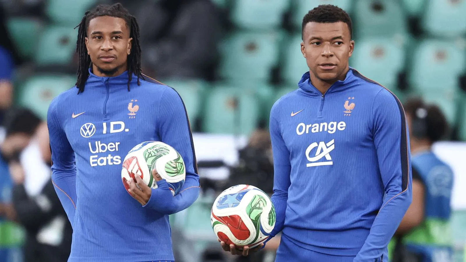 لاعبا كرة القدم الفرنسيان مايكل أوليس وكيليان مبابي يرتديان زي المنتخب الفرنسي ويحملان كرة قدم خلال تدريب استعداداً لكأس العالم 2026.