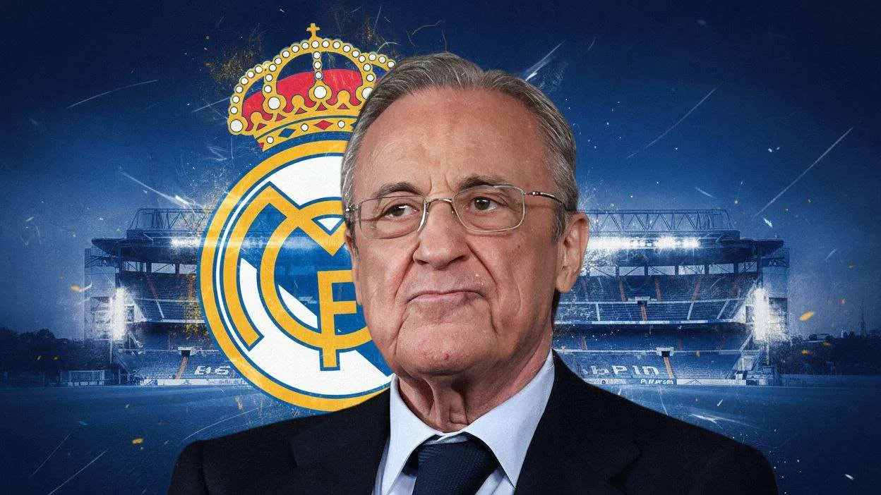 فلورنتينو بيريز رئيس ريال مدريد أمام شعار النادي وخلفية ملعب سانتياغو برنابيو، مع التركيز على قرارات الانتقالات الصيفية بعد كأس العالم 2026.