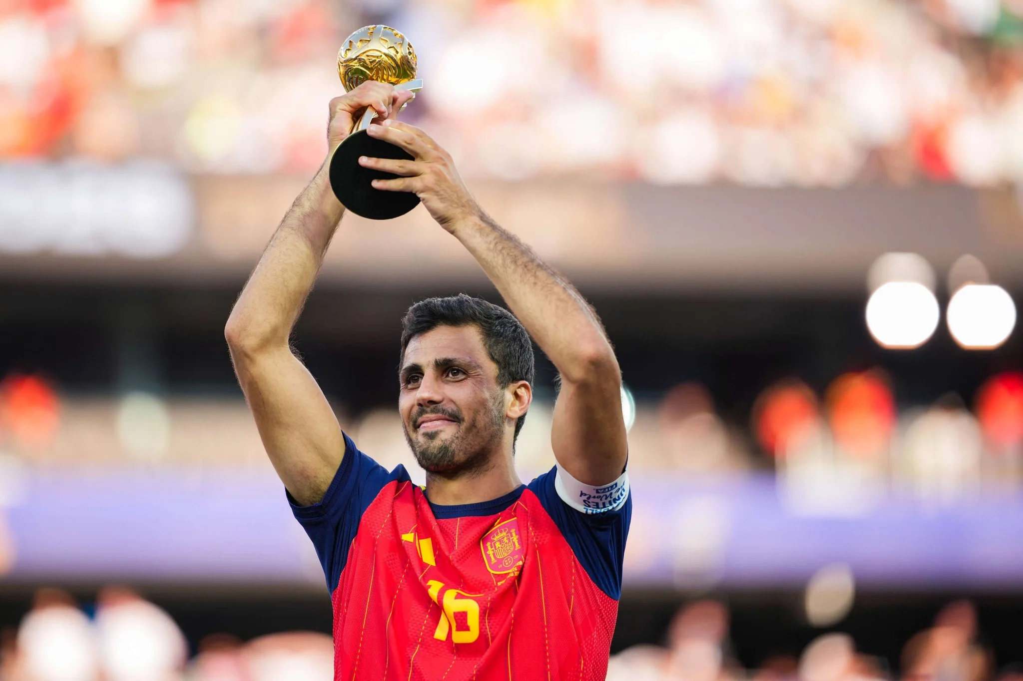 لاعب منتخب إسبانيا رودي يرفع كأس أفضل لاعب في كأس العالم 2026 بعد أداء مميز، مما يعزز فرص انتقاله إلى ريال مدريد.