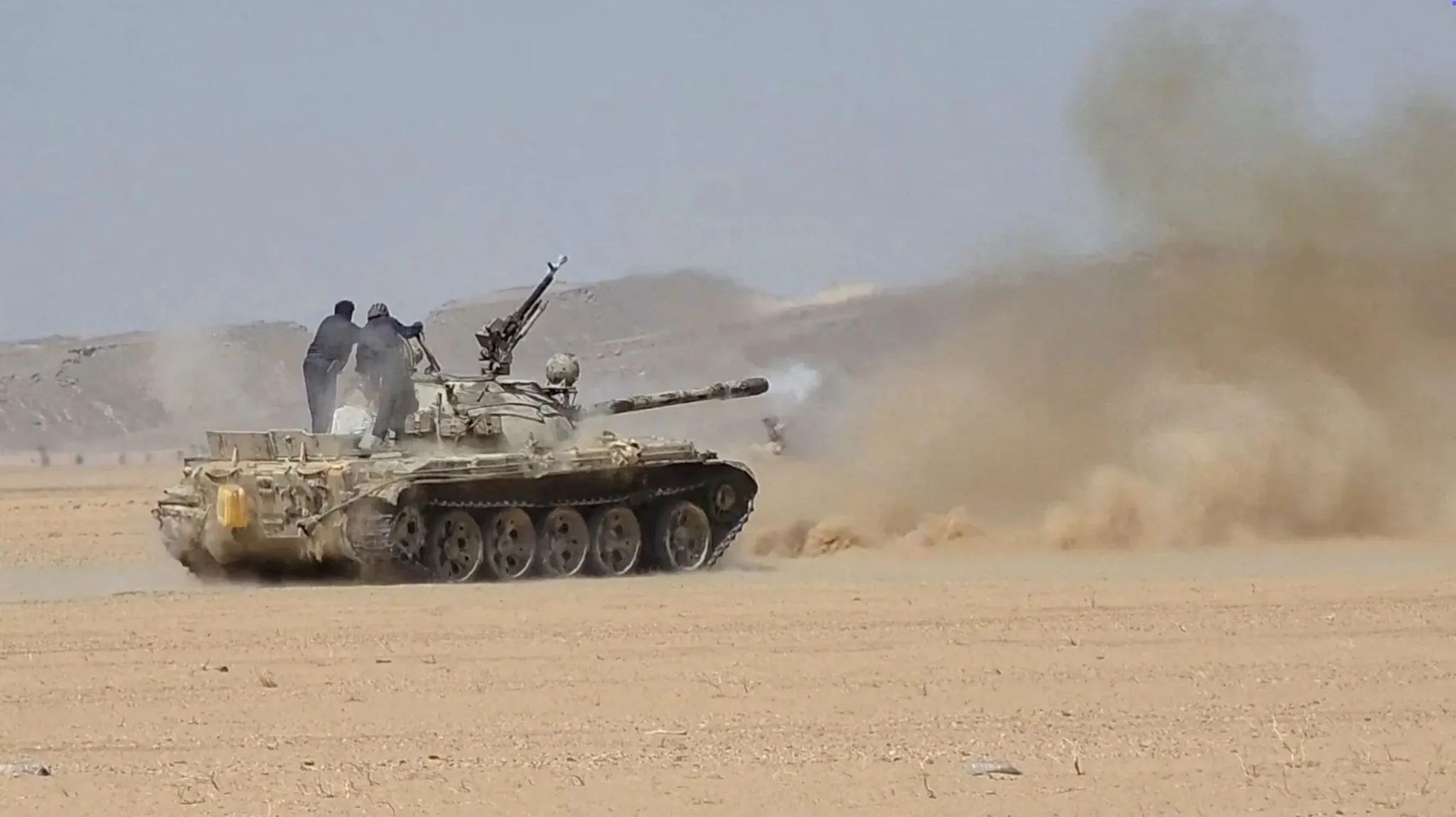 دبابة حوثية متحركة في الصحراء خلال تقدم الحوثيين نحو مضيق باب المندب في البحر الأحمر وسط تصاعد التوترات الإقليمية.