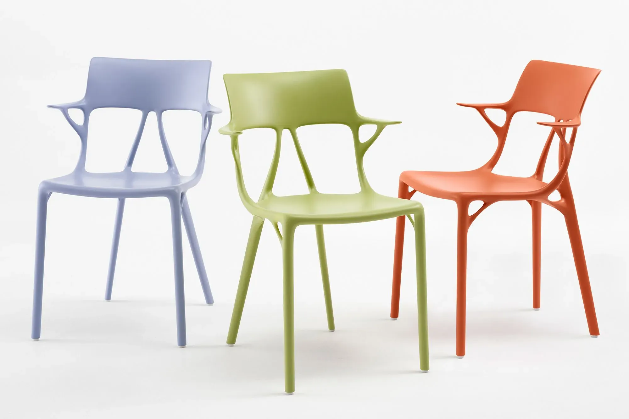 كرسي بتصميم عصري، مصنوع من البلاستيك، بألوان متعددة تشمل الأزرق والاخضر والبرتقالي، يبرز تأثير الذكاء الاصطناعي في التصميم.