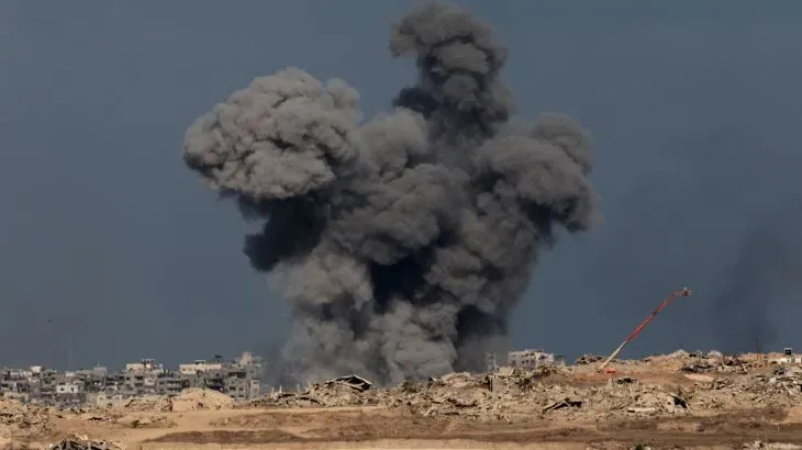 سحابة كثيفة من الدخان تتصاعد فوق مدينة غزة بعد غارة جوية، مما يعكس تصاعد التوترات والأحداث المأساوية في المنطقة.