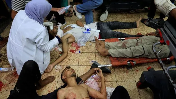 أطباء يعالجون مصابين في مستشفى بغزة، حيث تظهر إصابات خطيرة على الشباب نتيجة العنف المستهدف خلال النزاع.